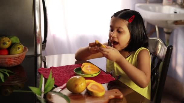 Een Indiaas Meisje Dat Smakelijke Mango Eet Zit Naast Een — Stockvideo