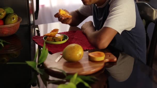 Ένας Μεσήλικας Ινδός Τρώει Ώριμο Νόστιμο Μάνγκο Κάθεται Δίπλα Ένα — Αρχείο Βίντεο