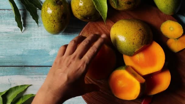 Draufsicht Auf Beißende Mango Scheiben Auf Hölzernem Tischhintergrund — Stockvideo