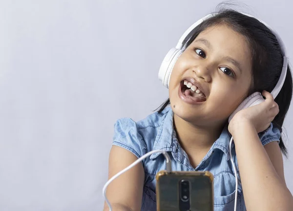 Zbliżenie Słodkie Indyjskie Dziecko Dziewczyna Słuchanie Muzyki Uśmiechniętą Twarzą Dotykając — Zdjęcie stockowe