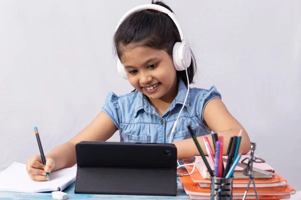 Ładna Indyjska Dziewczynka Uczęszczająca Zajęcia Online Tabletem Słuchawką Białym Tle — Zdjęcie stockowe