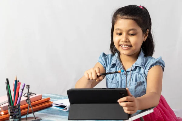 Une Jolie Fille Indienne Enfant Assister Cours Ligne Avec Tablette — Photo