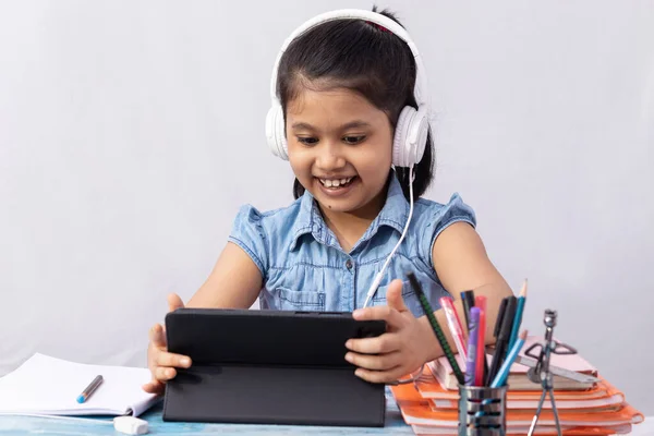 Une Jolie Fille Indienne Enfant Assister Cours Ligne Avec Tablette — Photo