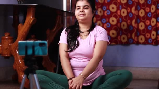 Жінка Середнього Віку Індійському Будинку Виконувала Фітнес Йогу Онлайн Класу — стокове відео