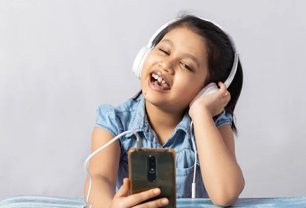 Zbliżenie Słodkie Indyjskie Dziecko Dziewczyna Słuchanie Muzyki Zamkniętymi Oczami Dotykając — Zdjęcie stockowe