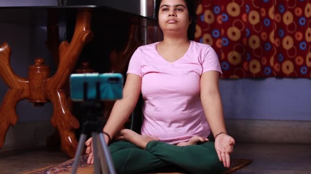 Индийская Домохозяйка Средних Лет Занимающаяся Фитнес Йогой Медитацией Онлайн Класса — стоковое видео