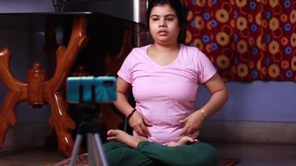 Střední Věk Indický Dům Manželka Žena Provádějící Fitness Jóga Line — Stock video