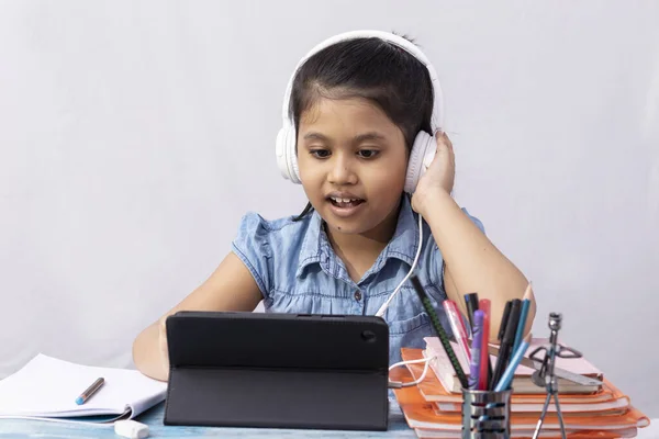 Ładna Indyjska Dziewczynka Uczęszczająca Zajęcia Online Tabletem Słuchawką Białym Tle — Zdjęcie stockowe