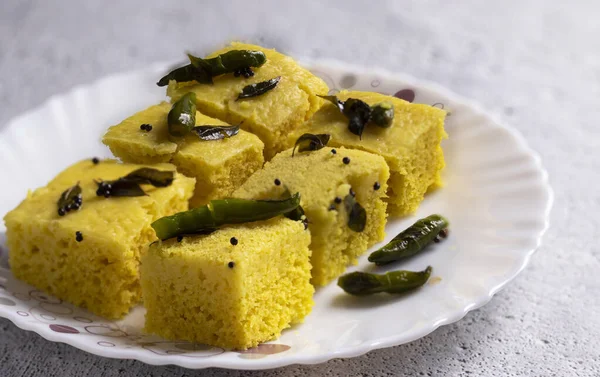 Selektiver Fokus Auf Gelbe Dhokla Ein Indisches Essen Das Auf — Stockfoto