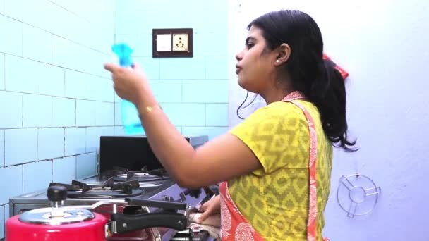 Pretty Indian Young Woman Wearing Apron Cleaning Domestic Kitchen Kitchen — Stock Video