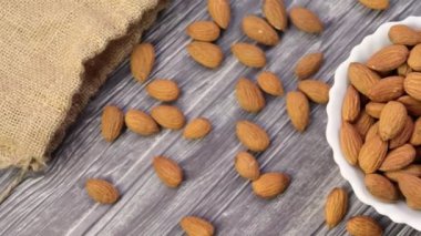 Tahta masadaki bir kasede badem fıstığı videosu.