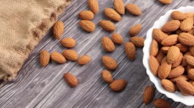 Tahta masadaki bir kasede badem fıstığı videosu.