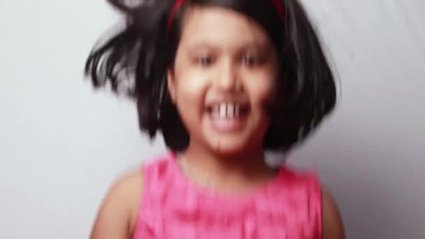 Cute Indian Girl Dziecko Zabawy Ciesząc Się Białym Tle — Wideo stockowe