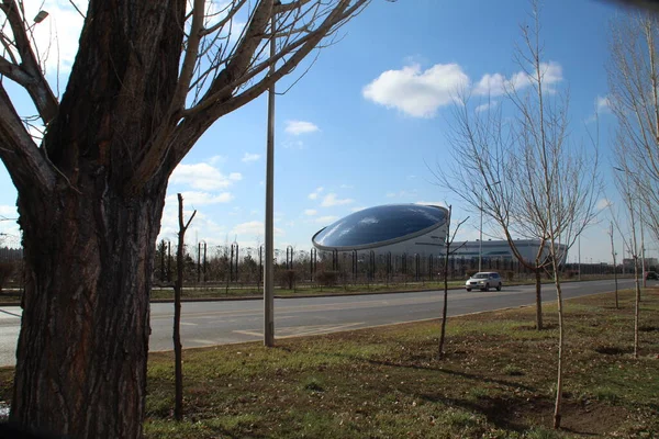 Nur-Sultan, Kazakistan - 22 Nisan 2021. Kazakistan Cumhuriyeti 'nin ilk cumhurbaşkanının kütüphanesi. İlginç bir fütürist bina..
