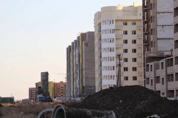 İnşaat alanları. Güneşli bir günde inşaat halindeki binaların manzarası