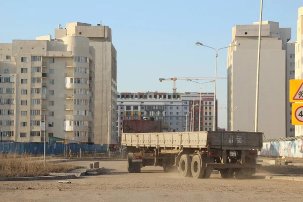 İnşaat alanları. Güneşli bir günde inşaat halindeki binaların manzarası