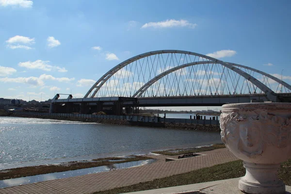 Orta Asya 'nın başkenti Kazakistan' da bulunan Nur-Sultan Astana 'daki Ramstore Arch Köprüsü (Qabanbay Batyr Caddesi)