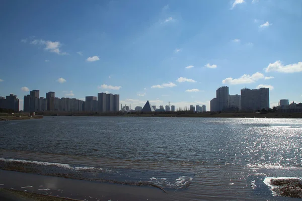 Nur-Sultan, Kazakistan - 22 Nisan 2021. Ishim Nehri (Eil) boyunca Barış ve Uzlaşma Sarayı 'nın (Piramit) manzarası)