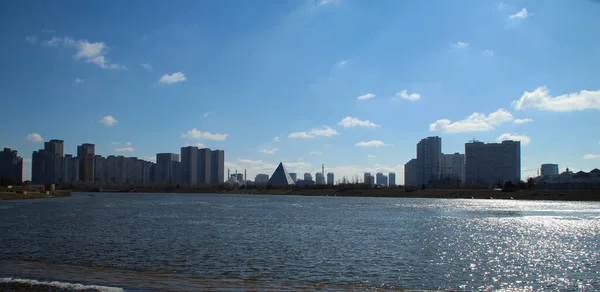 Nur-Sultan, Kazakistan - 22 Nisan 2021. Ishim Nehri (Eil) boyunca Barış ve Uzlaşma Sarayı 'nın (Piramit) manzarası)