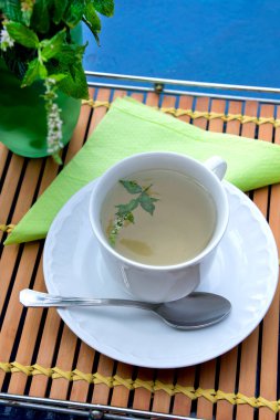 Taştan fayanslar üzerinde sepetteki incirler..