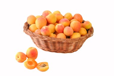 Bir sepet dolusu kayısı. Kesme yolu.