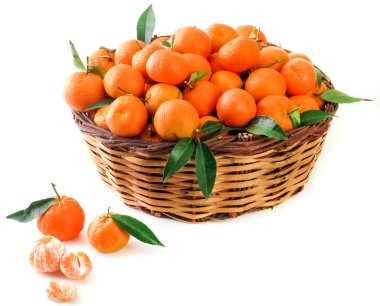 Hasır sepette sulu mandalinalar.