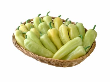 Taze yeşil biberli sepet. Kesme yolu..