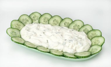 Beyaz arka planda geleneksel Yunan aperatifi 