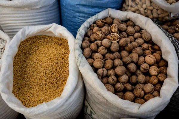 Yerel pazarda farklı baklagillerden çuvallar.