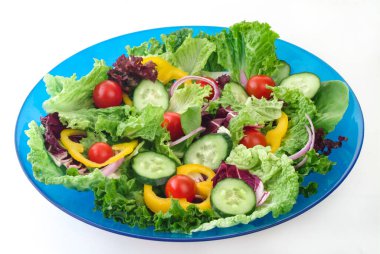 Taze salatalı mavi kase. Kesme yolu.