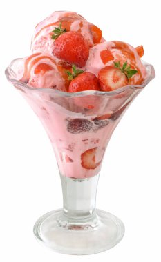 Erimiş çilekli dondurmanın yakın plan görüntüsü çilek soslu, kırpma yolu..