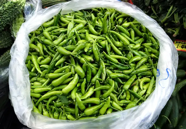 Färsk Grön Chili Plastpåse — Stockfoto