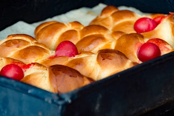 パン屋さんのオーブンからプロのトレイでギリシャの伝統的なイースターパン — ストック写真