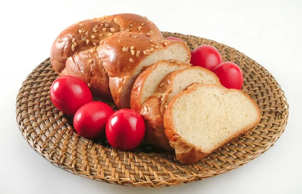 Pão Páscoa Tradicional Ovos Vermelhos Prato Vime Fundo Branco — Fotografia de Stock