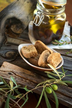 Rusks ve siyah zeytinler kırsal ahşap masada..