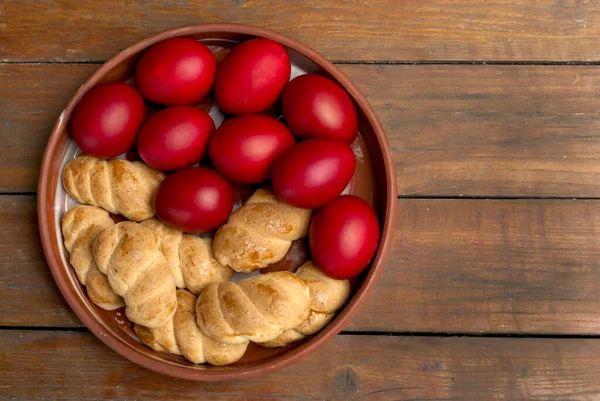 Paskalya yumurtaları ve kurabiyeler eski ahşap bir arka planda .