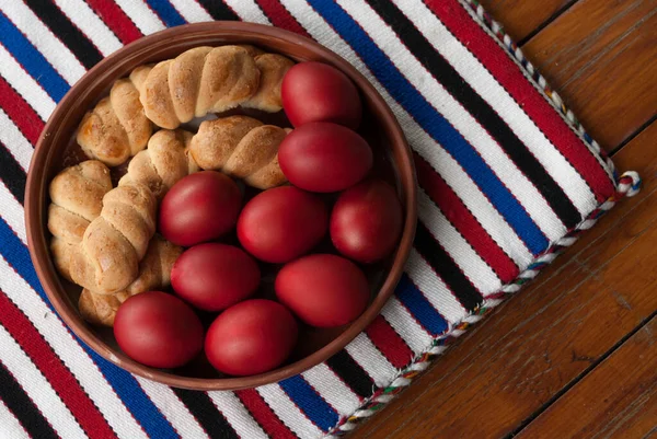 イースターエッグとクッキーはギリシャの伝統的な織物を背景にしています — ストック写真