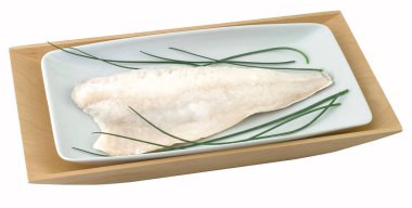 Donmuş balık filetosu beyaz tabakta, kırpma yolu.