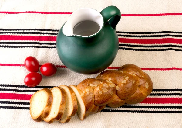 ギリシャの伝統的なイースターパン ツウレキ 緑の投手と織り生地に赤の卵 — ストック写真