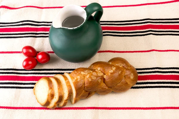 Pão Páscoa Tradicional Grego Chamado Tsoureki Jarro Verde Ovos Vermelhos — Fotografia de Stock