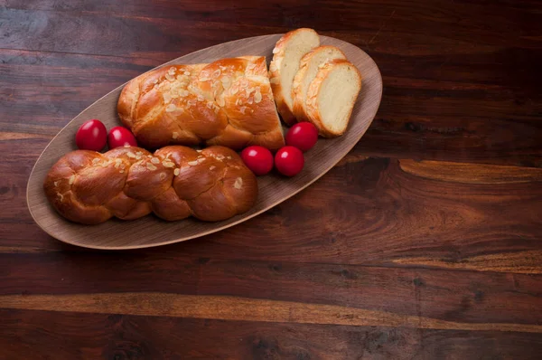 赤い卵と甘いパンとイースターテーブル — ストック写真