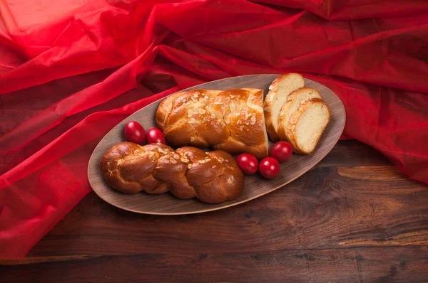 赤い卵と甘いパンとイースターテーブル — ストック写真