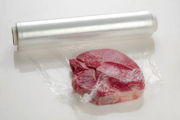 Кусок Мяса Завернутый Цепкую Пленку Защиты — стоковое фото