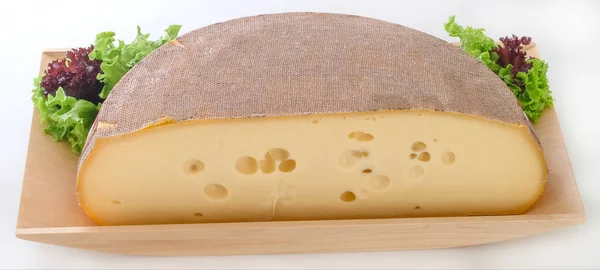 Tahta Tepside Yarım Tekerlek Peyniri — Stok fotoğraf