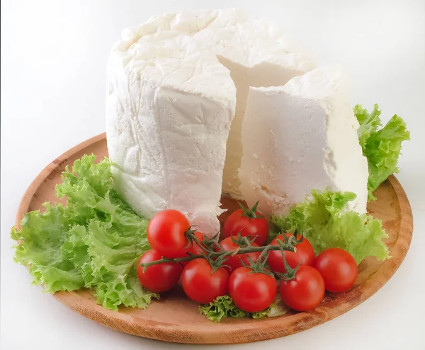 Geleneksel Yunan Beyaz Peyniri Ahşap Tabakta Antotip Olarak Adlandırılır — Stok fotoğraf