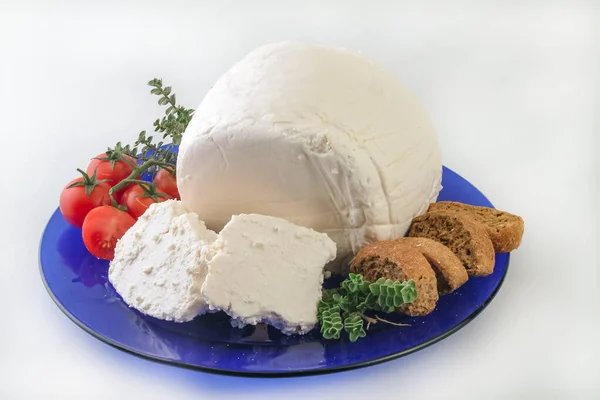 Bitki Sebzelerle Süslenmiş Doğal Ahşap Tabakta Feta Peyniri — Stok fotoğraf