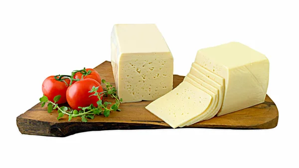 Bitki ve sebzelerle süslenmiş doğal ahşap tabakta Feta peyniri..