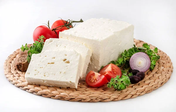 Fromage Feta Sur Une Belle Assiette Osier Décorée Herbes Légumes — Photo