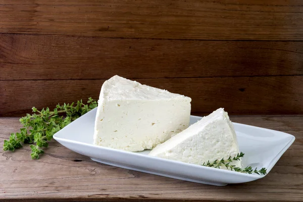 Fromage Feta Traditionnel Mûrit Fûts Bois Est Coupé Morceaux Triangulaires — Photo