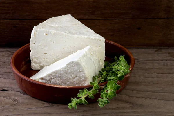 Queijo Feta Tradicional Está Amadurecendo Barris Madeira Está Sendo Cortado — Fotografia de Stock